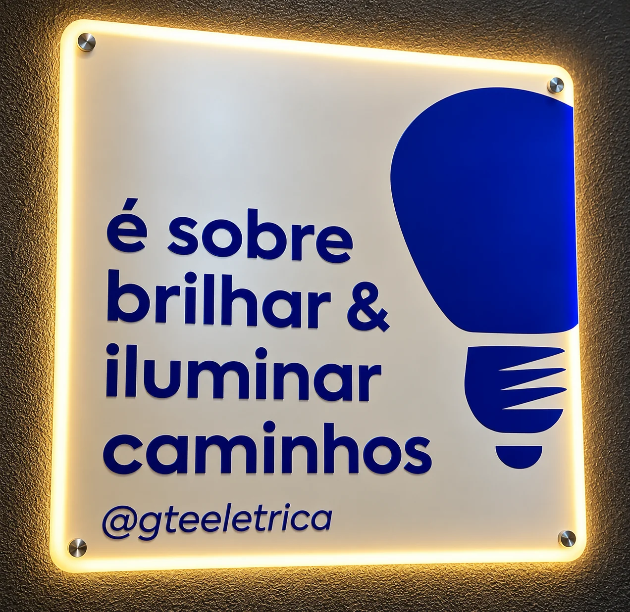 Placa iluminada no interior da GTE com a frase é sobre brilhar e iluminar caminhos