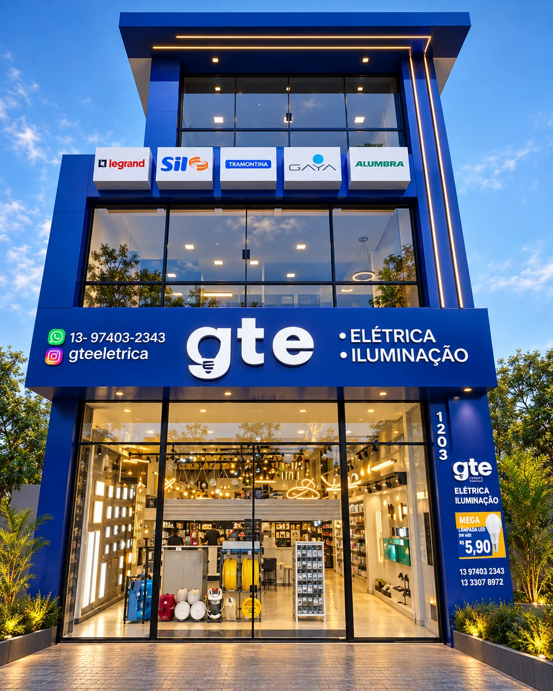 Fachada azul da GTE Elétrica e Iluminação, em Santos